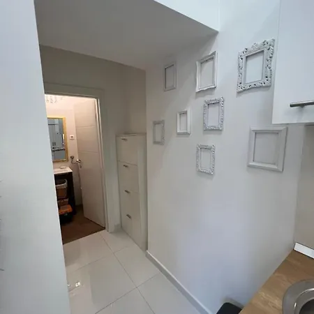 Petite Boudoir Apartment *