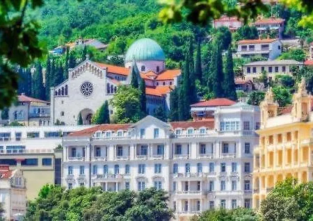 Petite Boudoir Apartment *