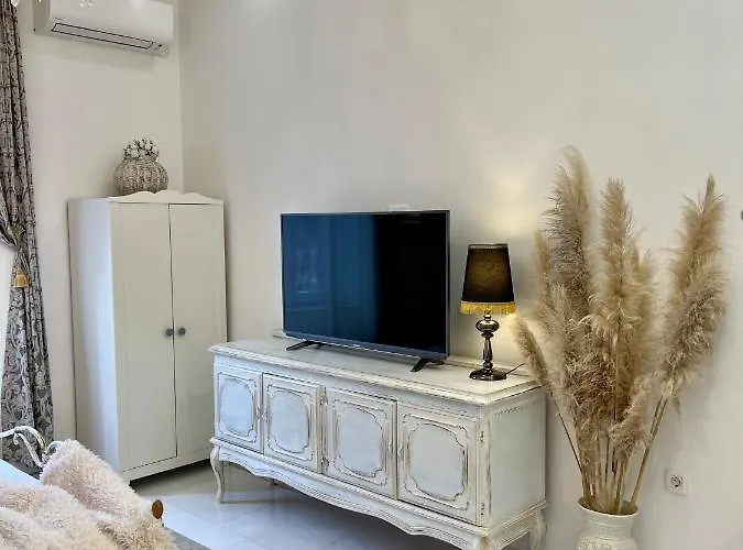 Petite Boudoir Apartment *