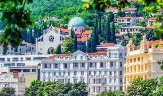 Petite Boudoir Apartment *